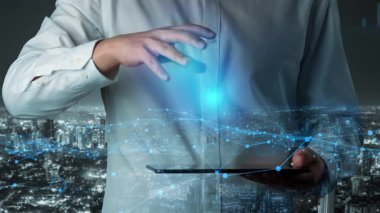 Bir iş adamı veri görselleştirme grafiklerini gösteren dijital tabletle etkileşime girer. Bu görüntü, şehir ortamında modern veri analizinin özünü yakalar. Xenic