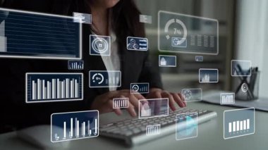 Odaklanmış bir kadın profesyonel, dinamik veri görselleştirme elementleriyle çevrili bilgisayarına bağlanır. Bu görüntü modern çalışma alanındaki analiz ve teknolojiyi vurgular. Xenic