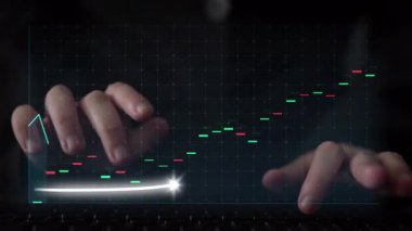 Odaklanmış bir tüccar elleri, yükselen bir borsa grafiği ve şamdan şemasını gösteren dijital ekrana dokunarak mali büyümeyi ve stratejik yatırım kararlarını sembolize ediyor. Copula