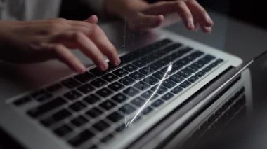 Veri görselleştirmeleri ve büyüme grafiklerinin dijital üst üste bindirilmesiyle geliştirilmiş, finans ve iş dünyasındaki yenilikleri sembolize eden gösterişli bir dizüstü bilgisayarda yazı yazan ellerin yakın plan görüntüsü. Copula