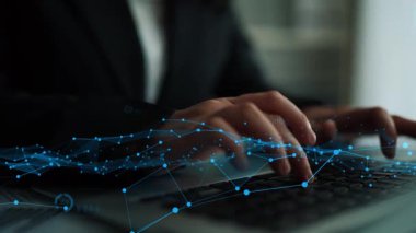 Modern ofis ortamında çekilmiş, veri görselleştirmelerini gösteren, analitik ve sezgileri vurgulayan fütüristik grafiklere sahip bir dizüstü bilgisayarın yakın plan görüntüsü. Xenic