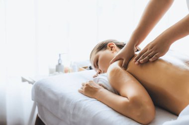 Kafkasyalı kadın müşteri stres önleyici spa masajının keyfini çıkarıyor ve lüks otel ya da oteldeki gündüz açık ortam güzellik salonunda güzellik teniyle eğleniyor. Sessiz.