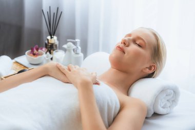 Kafkasyalı kadın müşteri stres önleyici spa masajının keyfini çıkarıyor ve lüks otel ya da oteldeki gündüz açık ortam güzellik salonunda güzellik teniyle eğleniyor. Sessiz.