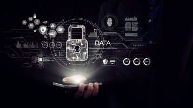 Modern dünyada siber güvenlik ve gizlilik tedbirlerinin önemini vurgulayan dijital bir kilit ve akıllı telefon içeren güvenli veri korumasının görsel temsili. Dörtgen
