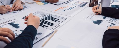 Grafikleri ve grafikleri analiz eden bir ortaklaşa çalışan ofis. İmaj, strateji ve büyüme planına adanmış bir iş toplantısı kaydediyor. SACTR