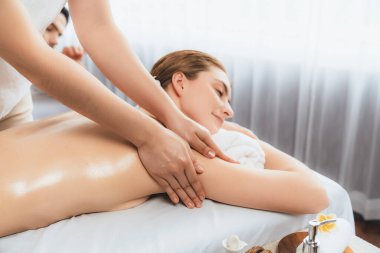 Kafkas çift müşterisi stres önleyici spa masajının keyfini çıkarıyor ve lüks otel veya oteldeki gündüz açık hava ortamında güzellik teniyle eğleniyor. Sessiz.