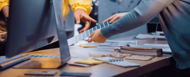 Tasarımcılar dinamik bir işbirliğine girişirler, renk örnekleri seçerler ve yaratıcı araç ve malzemelerle dolu modern bir çalışma alanında stratejileri tartışırlar. SACTR