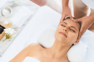 Panorama 'da kadınların stres önleyici kafa masajından ve lüks tatil beldesi veya otel spa salonundaki modern ışık ortamında yüz güzelliği eğlencelerini şımartmaktan hoşlandığı bir manzara var. Sessiz.