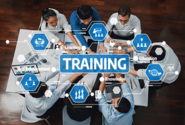 Üst düzey ofis çalışanları ofis odasında el ele tutuşarak iş sinerjisini ve iş yerindeki güçlü üretken takım çalışmasını sembolize ediyor. İş çalışanları arasındaki işbirliği ve birlik. İhtiyatlı Dostluk