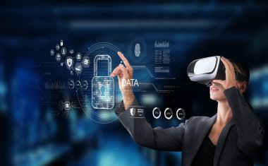 Takım elbiseli bir profesyonel sanal gerçeklik teknolojisiyle uğraşır, verileri koruma ve modern bir çalışma alanında yenilikçi dijital çözümlere odaklanır. XDMCP