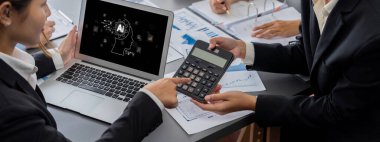 Yapay zeka teknolojisini çalıştırmak için komut mühendisi ve kullanıcı kolaylığı için üretici yapay zeka yardımcı araçları insanların yapay zeka hareketini teşvik ederek üretken yapay zeka fonksiyonları ile çalışmasına yardımcı olur