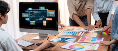 Yeni uygulama geliştirme için HTML, ve C Brisk gibi çeşitli programlama dillerinin kodlama ekranı ile yazılım geliştirme veya programlama çalışmaları