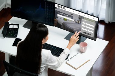 Çevrimiçi otel rezervasyon sitesi canlı rezervasyon sistemi sağlar. Seyahat teknolojisi kavramı .