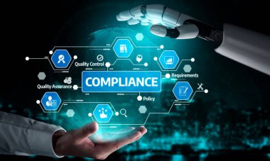 Teknoloji simgeleri ve sembollerle dolu canlı bir dijital arayüz üzerinde insan ve robot ellerinin etkileşim halinde olduğu uyum yönetiminin gelecekteki bir temsili. Tessel