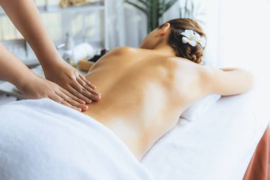 Kafkasyalı kadın müşteri stres önleyici spa masajının keyfini çıkarıyor ve lüks otel ya da oteldeki gündüz açık ortam güzellik salonunda güzellik teniyle eğleniyor. Sessiz.