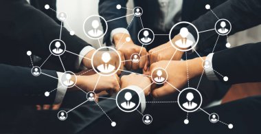 Ofis çalışanlarının el ele dizilmesi başarılı bir iş ortaklığı grubunu ve panoramik pankartta kamu işyerinde güçlü bir birlik takım çalışmasını sembolize ediyor. Kurnaz Dostluk