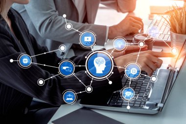 Teknoloji ve veri görselleştirmesinin işbirliğini ve yenilikleri geliştirdiği bir toplantıda yer alan modern bir ofis sahnesi. Tessel