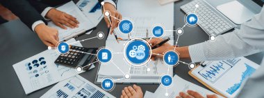 Modern Ofis Ayarlarındaki Grafik ve Grafiklerle Anahtar Performans Göstergelerini Analiz Etme Ekibi. Dostluk