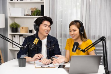 Gülümseyen radyo etkili sunucular, kulaklık takarak sosyal medya kanalından canlı yayın yapıyorlar ve sabah saatlerinde stüdyo kaydında dinleyicilere konu ve dizüstü bilgisayar üzerinden konuşuyorlar. İnfobahn.