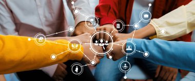 Girişimci şirket çalışanlarının el ele dizilmesi başarılı bir iş ortaklığı grubunu ve panoramik afişte kamu işyerinde güçlü bir birlik takım çalışmasını sembolize ediyor. Sinerjik Dostluk