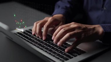 Finansal tablolar ve grafiklerle donatılmış, piyasa analizini sembolize eden ve optimal yatırım kararları için ticaret stratejilerini sembolize eden bir dizüstü bilgisayar klavyesinde yazı yazan ellerin yakın çekimi. Copula