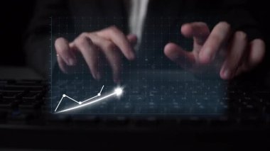 Gösterişli bir ofis ortamında yükselen bir mali grafikle kaplı bir klavyeye yazı yazan eller, temel veri analizleri ve dijital büyüme eğilimlerini vurguluyor. Copula