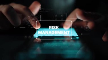 Dokunmatik Ekran Aygıtı ile Odaklanmış Eller Dijital Çalışma Alanı Ortamı 'nda Risk Yönetimi Konseptini Gösteriyor. Asemptotik akıllı veri analitiği.