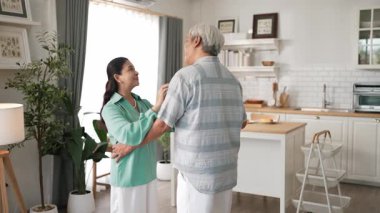 Mutlu dedem ve büyükannem evde el ele tutuşup dans ediyorlar. Sevimli son sınıf çifti, mutfağa destek olurken müzik eşliğinde vakit geçiriyorlar. Myrmidon.