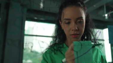 Genç İspanyol çalışanlar renkli yapışkan notlar yazıyorlar. Akıllı iş kadını pazarlama fikrini, beyin fırtınası stratejisini, iş planını paylaşıyor. Proje yöneticisi zihin haritası çiziyor. - Yakın çekim. Yönlendirici.