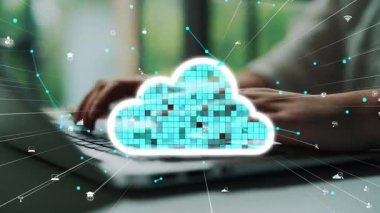 Bulut hesaplamasını bir dizüstü bilgisayardan veri transferiyle gösteren kavramsal görüntü, modern bir çalışma alanında kullanıcı etkileşimi ve teknolojik yenilikleri gösteriyor. Xenic