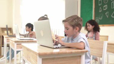 Kafkas akıllı çocuk yazılım sistemi programlama ve mühendislik kodları hakkında çok kültürlü araştırmalar yaparken kodlamayı öğrenme. Mutlu çocuk dizüstü bilgisayar kullanarak mühendislik dersi vermeyi düşünüyor. Pedagoji.