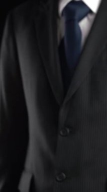 İş adamı küresel ağ iletişim imalı teknolojisinin hologramını gösterdi. Sanal artırılmış gerçeklik, geleceksel HUD oluşturmak için 3 boyutlu görüntüleme ve animasyon ile oluşturulmuştur. .