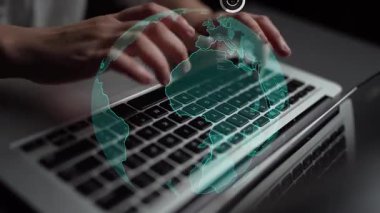 Yüzen küresel ağ simgeleri ve veri grafikleriyle çevrili, bağlantıyı ve modern teknolojiyi sembolize eden parlak bir dizüstü bilgisayarda yazı yazan ellerin yakın çekimi. Xenic