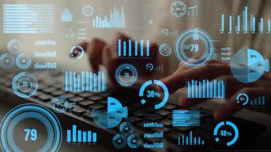Arka planda dijital grafikler ve veri görselleştirmeleri olan, teknoloji, analitik ve modern ofis çalışmalarını temsil eden bir klavyeye yakın plan yazı yazan eller. Xenic