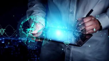 Bir kişi dijital bir dünya haritasıyla bağlantı kurmak için bir tablet kullanıyor, modern bir şehir manzarasında teknoloji ve iletişim sergiliyor, yenilik ve veri analizini vurguluyor. Xenic