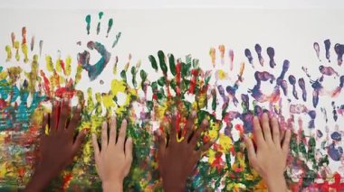 Değişik öğrenci elleri rengarenk duvarlara yerleştirilirken yer değiştiriyorlar. El ya da karışık ırktan çocuklar el izlerini ve hareketlerini boyarlar. Geçmişi. Yaratıcı aktivite. Öğretim