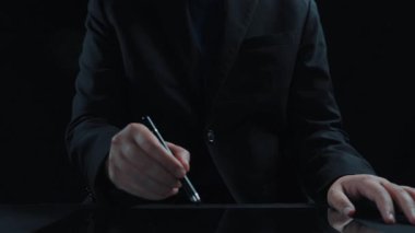 Bir iş adamı dijital grafikler ve veri analizi kavramlarıyla hedeflere ulaşma, stratejik planlamayı geliştirme ve bilinçli kararlar alma üzerine odaklanır. Dörtgen