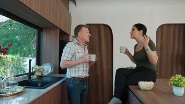 Sevimli yaşlı çift, ellerinde kahve fincanı tutarken mutlu bir şekilde güzel olaylardan ya da mutfaktaki haberlerden bahsediyorlar. Neşeli büyükbaba ve büyükannenin mutlu bir ilişkileri ve aileleri var. Uyumsuzluk.