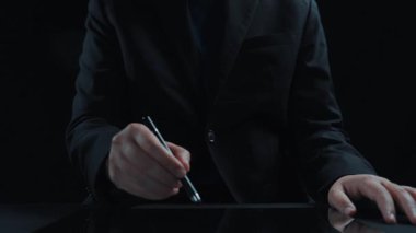 Bir işadamı, modern veri yönetimi kavramlarını vurgulayarak, yüzen dosya simgeleriyle gösterilen bulut depolama teknolojileriyle uğraşmak için dijital tablet kullanır. Dörtgen