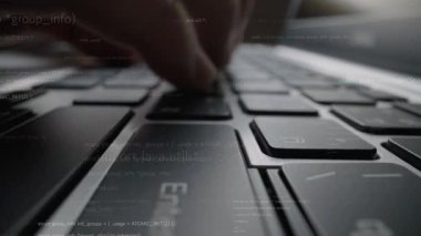 Bu stok fotoğrafı, dijital yenilik ve teknolojinin özünü gösteren programlama kod elemanlarıyla örtülü bir klavyede el yazısının yakın plan görüntüsünü yakalıyor. Xenic