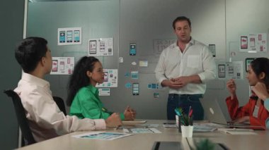 Genç ve güzel iş kadını, çeşitli iş toplantıları sırasında erkek lidere yaratıcı bir etiket gönderiyor. Fikir paylaşımı, beyin fırtınası pazarlama stratejisi, birlikte çalışma. Yönlendirici.