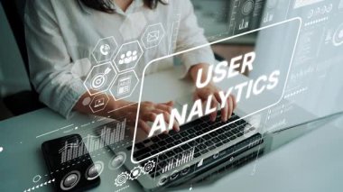 Modern Ofis Dijital Görüş Alanında Kullanıcı Analitik Görselleri ile Dizüstü Bilgisayarda Yazan Eller. Asemptotik akıllı veri analitiği.