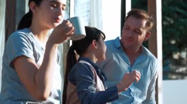 Güzel bir evlilik çifti ve kızı açık terasta yemekli piknik yapıyorlar. Açık hava aktivitelerini kullanan aile, çocuk ve güçlü aile bağı veya ilişkisinin gelişmesini desteklemek için sevgiyi gösterir. Uyumsuzluk.