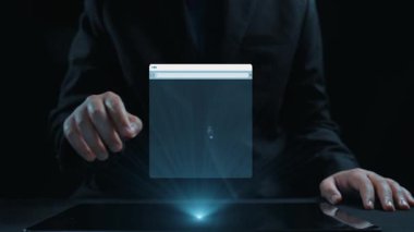 Bu resim, karanlık bir ortamda yapay zeka verileri, analitikler ve kullanıcı etkileşimlerini gösteren fütüristik ekranların yer aldığı modern bir çalışma alanını temsil etmektedir. Dörtgen