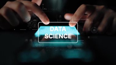 Çeşitli Grafikler ve Grafiklerle çevrili Veri Bilimi Dijital Ekran Konsepti ile Elleri Etkileşiyor. Asemptotik akıllı veri analitiği.
