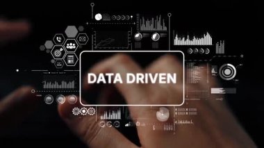 Karanlık Çevrede Data Driven Metni ve Analitik Grafikleriyle Eller Klavyede. Asemptotik akıllı veri analitiği.