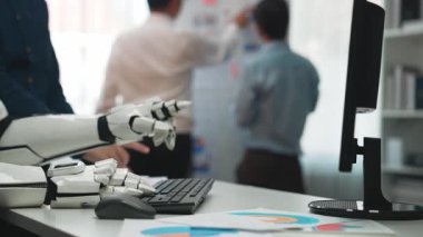 AI güdümlü analizcilerin profesyonellerin performans ölçümlerini izlemelerine ve operasyonel stratejileri geliştirmelerine yardımcı olduğu bir şirket ortamı. Noogenesis Yapay Zeka