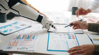 Yüksek teknolojili bir ofiste kurumsal araştırmaları, iş analizlerini ve karar verme mekanizmasını geliştiren yapay zeka destekli işbirliği. Noogenesis Yapay Zeka