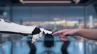 İnsan eliyle robot kol arasındaki son teknoloji etkileşimi, verilerin görselleştirilmesi ve yeniliğin vurgulandığı ofis ortamında modern teknolojiyi sergiliyor. Auvana