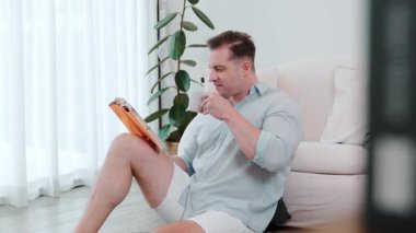 Elinde kahve fincanı olan bir adam, ders kitabı okur, sosyal ve mesleki teknoloji bilgisini arttırır ya da çocukları iyi bir yetişkin olarak yetiştirerek akıllı bir baba olur. Hayat boyu öğrenme konsepti. Uyumsuzluk.